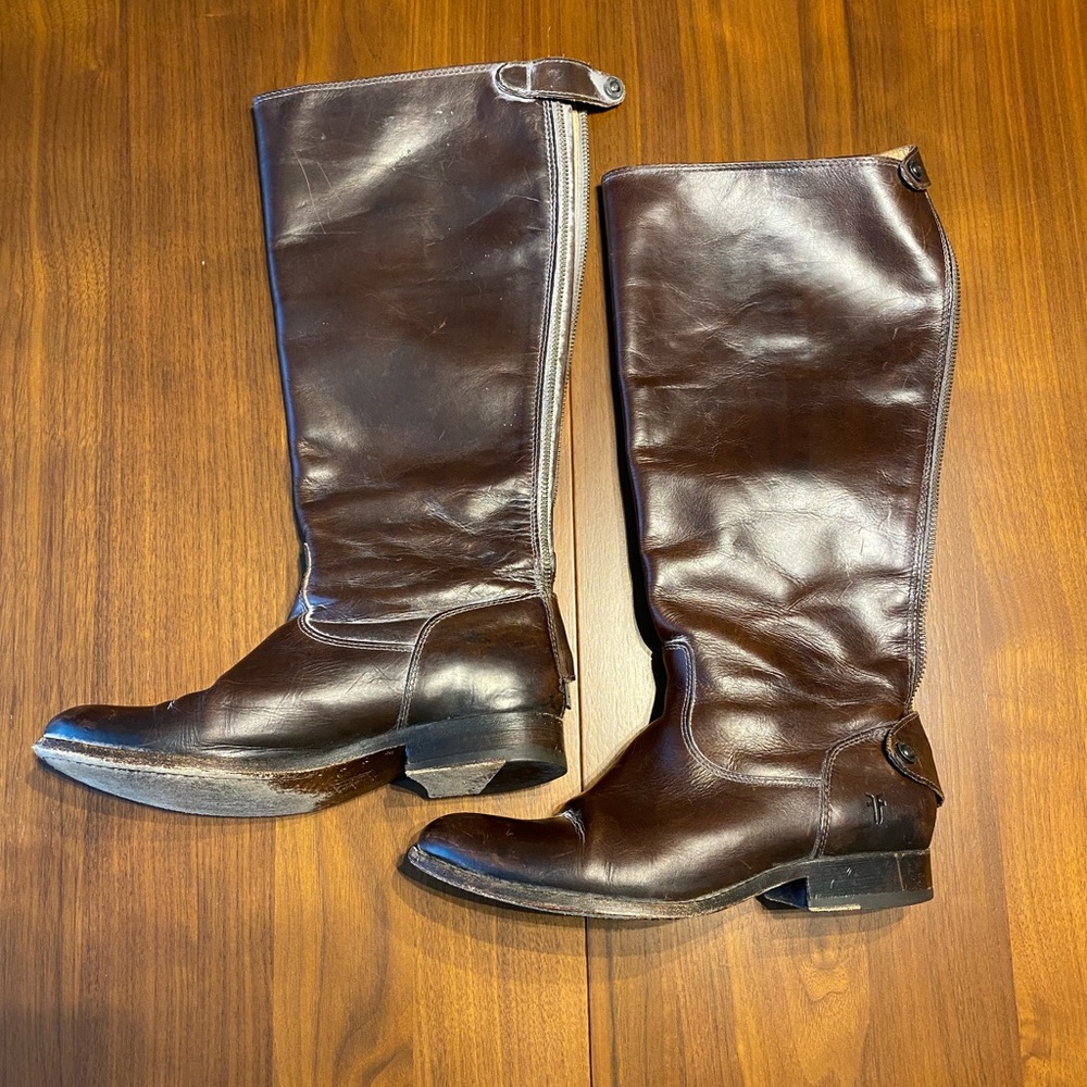 Gently worn leather Frye riding boots. Low heel.